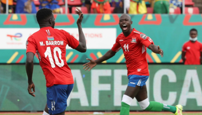 Un Gambien à la CAN: Musa Barrow dans ses habits de "Président", porte les "Scorpions" Un Gambien à la CAN: Musa Barrow dans ses habits de "Président", porte les "Scorpions"