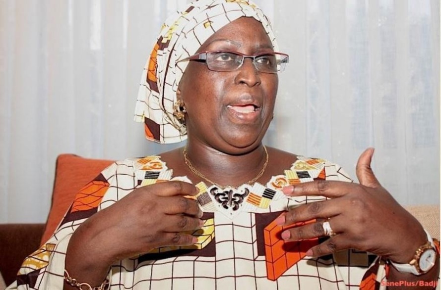 Elle la taxe d’ex-génitrice du Mouvement des “niénios” et actuelle porteuse de sac de Marième Faye, Penda Mbow l’accuse de prostituée Elle la taxe d’ex-génitrice du Mouvement des “niénios” et actuelle porteuse de sac de Marième Faye, Penda Mbow l’accuse de prostituée