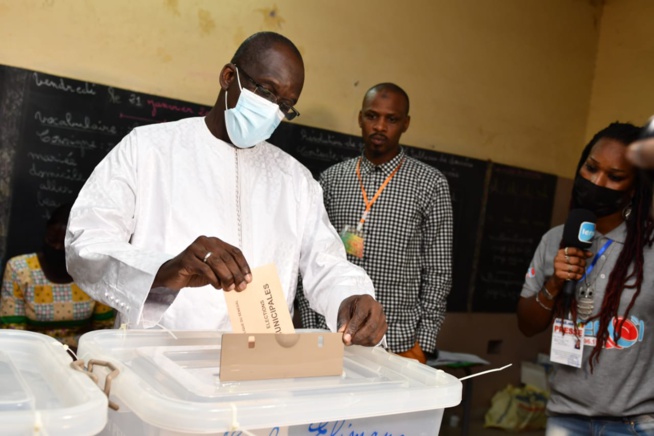 Abdoulaye Diouf Sarr vient de voter au bureau n°6 Abdoulaye Diouf Sarr vient de voter au bureau n°6