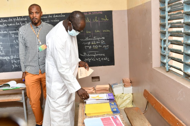 Abdoulaye Diouf Sarr vient de voter au bureau n°6 Abdoulaye Diouf Sarr vient de voter au bureau n°6