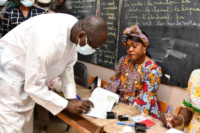 Abdoulaye Diouf Sarr vient de voter au bureau n°6 Abdoulaye Diouf Sarr vient de voter au bureau n°6
