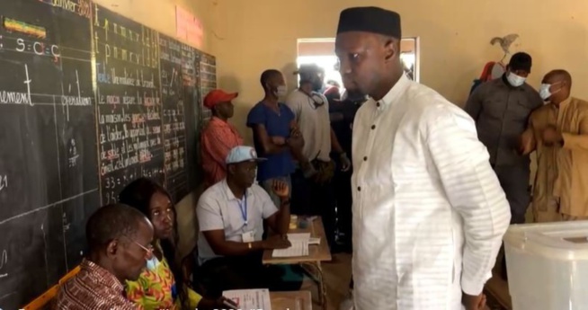 Elections locales à Ziguinchor: Ousmane Sonko dans son bureau de vote (Photos) Elections locales à Ziguinchor: Ousmane Sonko dans son bureau de vote (Photos)