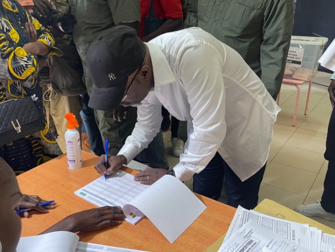 Vote du candidat de la Medina Cheikh Ahmed Tidiane Ba dans son bureau de vote. Vote du candidat de la Medina Cheikh Ahmed Tidiane Ba dans son bureau de vote.