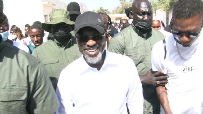 Vote du candidat de la Medina Cheikh Ahmed Tidiane Ba dans son bureau de vote.