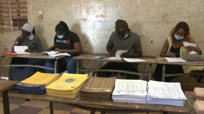 Vote du candidat de la Medina Cheikh Ahmed Tidiane Ba dans son bureau de vote.