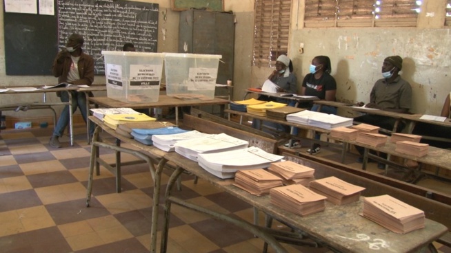 Vote du candidat de la Medina Cheikh Ahmed Tidiane Ba dans son bureau de vote.