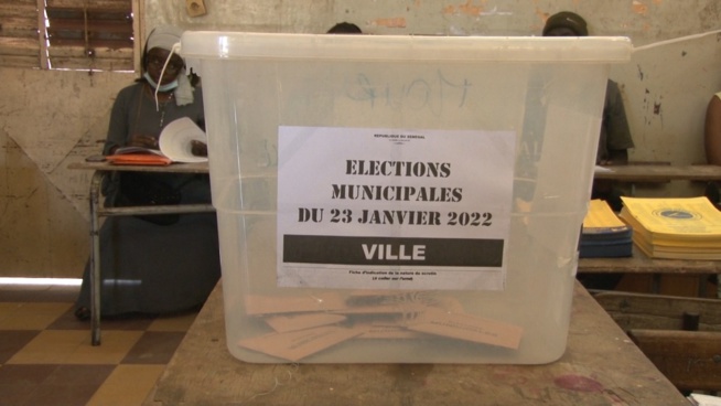 Vote du candidat de la Medina Cheikh Ahmed Tidiane Ba dans son bureau de vote.