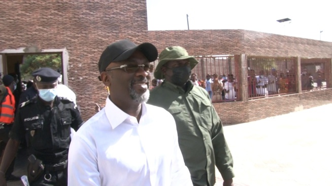Vote du candidat de la Medina Cheikh Ahmed Tidiane Ba dans son bureau de vote.