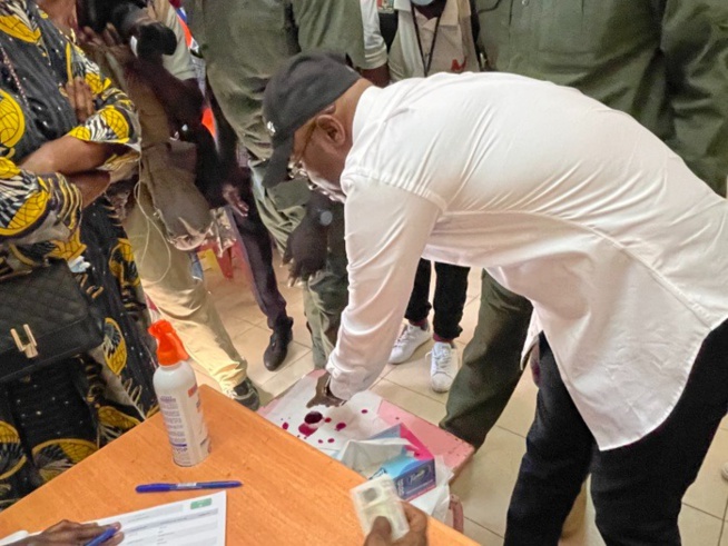 Vote du candidat de la Medina Cheikh Ahmed Tidiane Ba dans son bureau de vote.