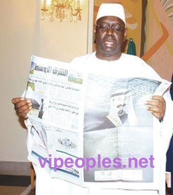 IMAGE POLITIQUE - Quand Macky Sall lit le journal arabe IMAGE POLITIQUE - Quand Macky Sall lit le journal arabe
