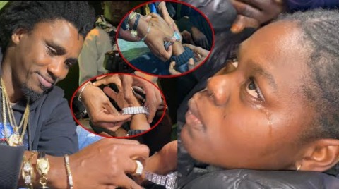 URGENT: Wally Seck offre son montre en diamant à une malade mentale en plein Show et lui fait… URGENT: Wally Seck offre son montre en diamant à une malade mentale en plein Show et lui fait…