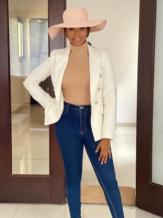 Admirez les différentes "SANGNE SE" de AdjiOuza dans ses sublimes tenues très classe. Admirez les différentes "SANGNE SE" de AdjiOuza dans ses sublimes tenues très classe.