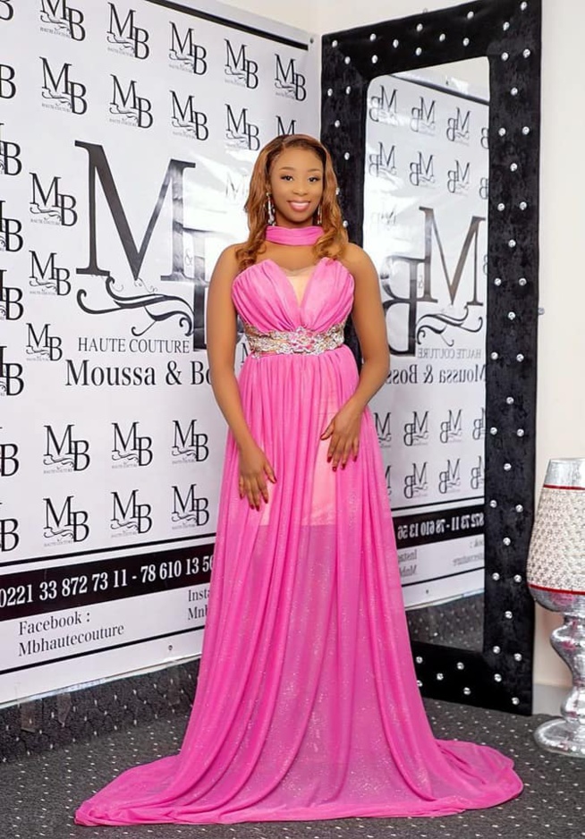 Admirez les différentes "SANGNE SE" de AdjiOuza dans ses sublimes tenues très classe. Admirez les différentes "SANGNE SE" de AdjiOuza dans ses sublimes tenues très classe.