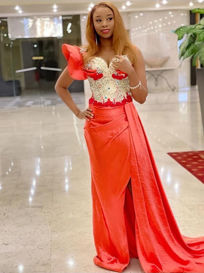 Admirez les différentes "SANGNE SE" de AdjiOuza dans ses sublimes tenues très classe. Admirez les différentes "SANGNE SE" de AdjiOuza dans ses sublimes tenues très classe.