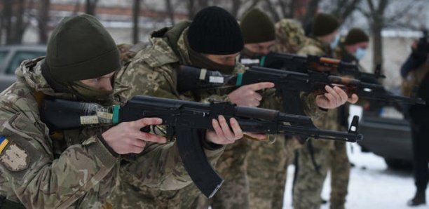 Ukraine : à Kharkiv, une armée de civils se prépare à l'invasion russe