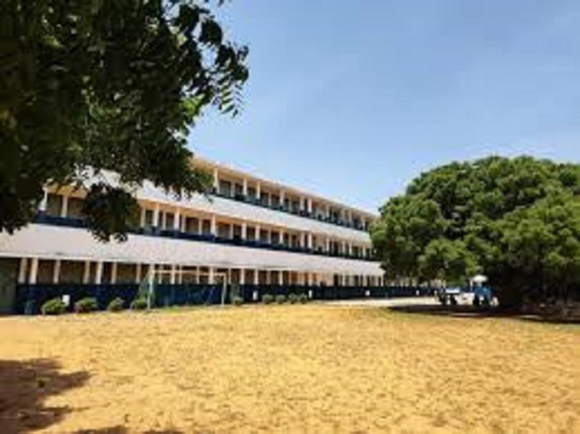 Grève du moyen et secondaire : 4 bus de transport d'élèves et la voiture de la directrice du Collège Notre Dame du Liban «caillassés» Grève du moyen et secondaire : 4 bus de transport d'élèves et la voiture de la directrice du Collège Notre Dame du Liban «caillassés»