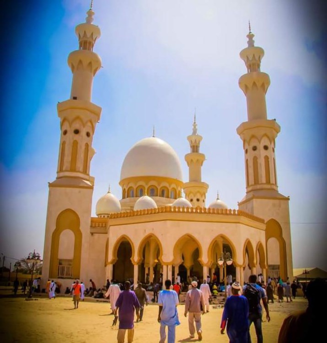 POROKHANE : Le dahira mouride de la Présidence de la République reçu à Porokhane par le Khalife. POROKHANE : Le dahira mouride de la Présidence de la République reçu à Porokhane par le Khalife.