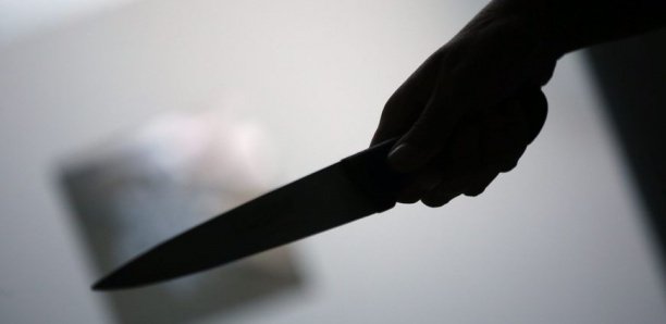 Un Nigérian poignarde son compatriote qui l'accuse de caresser les f... d'une fille