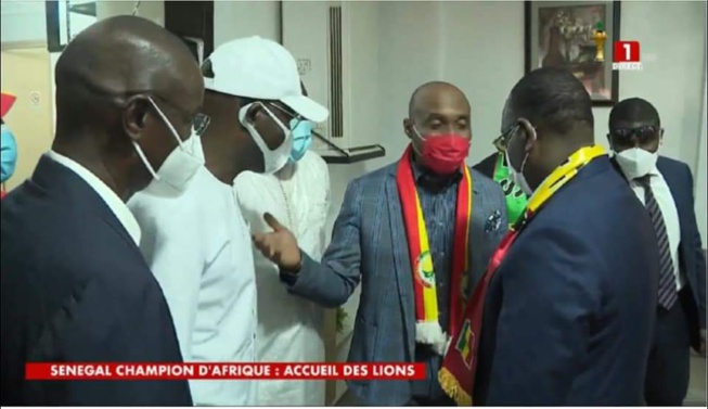 Direct aéroport LSS: Accueil des lions du Sénégal  le pouvoir et l’opposition ensemble à l’aéroport
