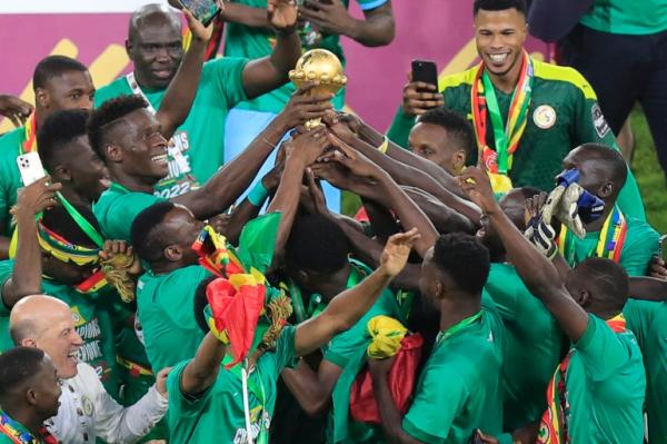 Récompense des Lions: Macky Sall offre individuellement, 50 millions de prime, un terrain de 200 m2 à Dakar et autre de 500 m2 à Diamniadio Récompense des Lions: Macky Sall offre individuellement, 50 millions de prime, un terrain de 200 m2 à Dakar et autre de 500 m2 à Diamniadio