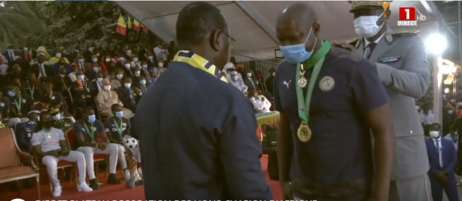 Décoration des Lions et encadrement: Les 52 membres décorés à titre d’Officiers de l’Ordre national du Mérite et de l’Ordre national du Lion Décoration des Lions et encadrement: Les 52 membres décorés à titre d’Officiers de l’Ordre national du Mérite et de l’Ordre national du Lion