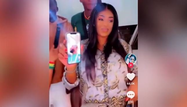 Cheikhou Kouyaté : Sa première Femme, Zahra toujours dans l’euphorie de la victoire…vidéo Cheikhou Kouyaté : Sa première Femme, Zahra toujours dans l’euphorie de la victoire…vidéo