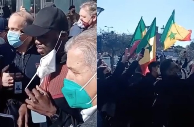 L’incroyable accueil réservé à Kalidou Koulibaly à son arrivée à l’aéroport de Naples L’incroyable accueil réservé à Kalidou Koulibaly à son arrivée à l’aéroport de Naples