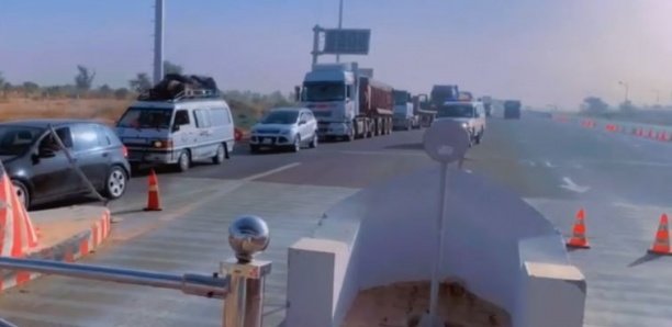 Autoroute Ila Touba : Une coupure de courant bloque les automobilistes sur le péage en direction de Thiès Autoroute Ila Touba : Une coupure de courant bloque les automobilistes sur le péage en direction de Thiès