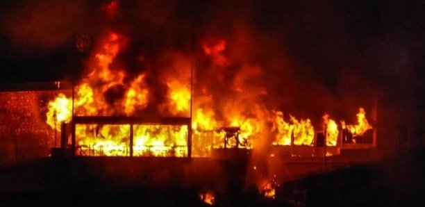 Foundiougne : la mairie de Djirnda incendiée par des manifestants Foundiougne : la mairie de Djirnda incendiée par des manifestants