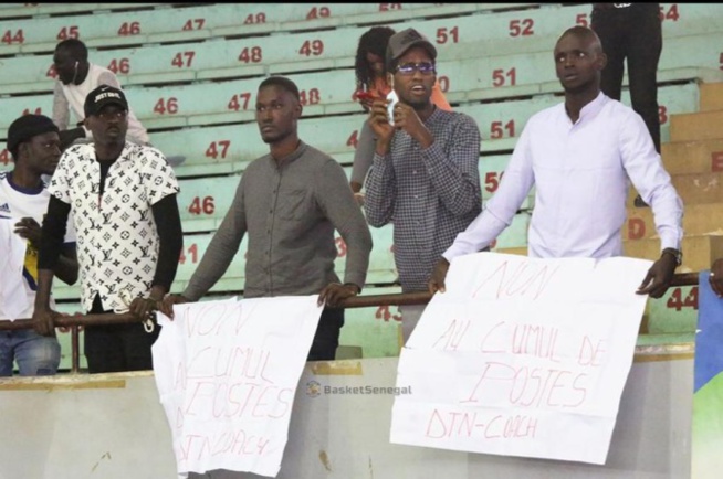 Stade Marius Ndiaye/ Basket: Des manifestants dénoncent le cumul de fonction et l’absence du Roi dans la sélection de l’équipe nationale Stade Marius Ndiaye/ Basket: Des manifestants dénoncent le cumul de fonction et l’absence du Roi dans la sélection de l’équipe nationale