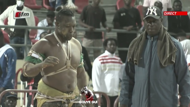 LUTTE AVEC FRAPPE Reug Reug plane sur Gouye Gu LUTTE AVEC FRAPPE Reug Reug plane sur Gouye Gu