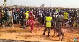Inauguration du Stade Abdoulaye Wade: Une foule monstre n'a pu accéder dans l'enceinte Inauguration du Stade Abdoulaye Wade: Une foule monstre n'a pu accéder dans l'enceinte