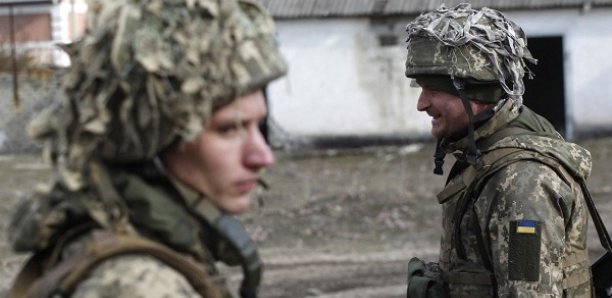 Ukraine : Un avion militaire s'écrase près de Kiev avec 14 personnes à bord Ukraine : Un avion militaire s'écrase près de Kiev avec 14 personnes à bord