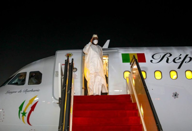Le Président Macky SALL a  quitté Dakar ce vendredi soir   pour effectuer une visite d’amitié et de travail aux Comores