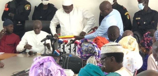 Guédiawaye-Élection du premier adjoint au maire: Ahmed Aïdara accepte les résultats et installe Cheikh Sarr Guédiawaye-Élection du premier adjoint au maire: Ahmed Aïdara accepte les résultats et installe Cheikh Sarr