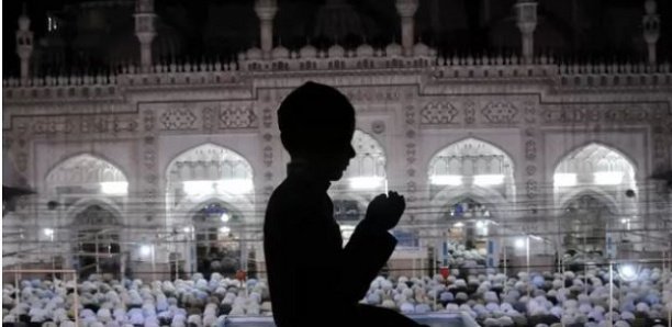 Au moins 30 morts dans un attentat dans une mosquée au Pakistan Au moins 30 morts dans un attentat dans une mosquée au Pakistan