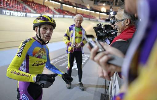 A 102 ans, il bat haut la main son record de l'heure à vélo