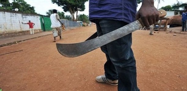 Arrestation musclée d'un bandit à Yeumbeul : Des agresseurs brandissent leur machette contre la police qui ouvre le feu Arrestation musclée d'un bandit à Yeumbeul : Des agresseurs brandissent leur machette contre la police qui ouvre le feu