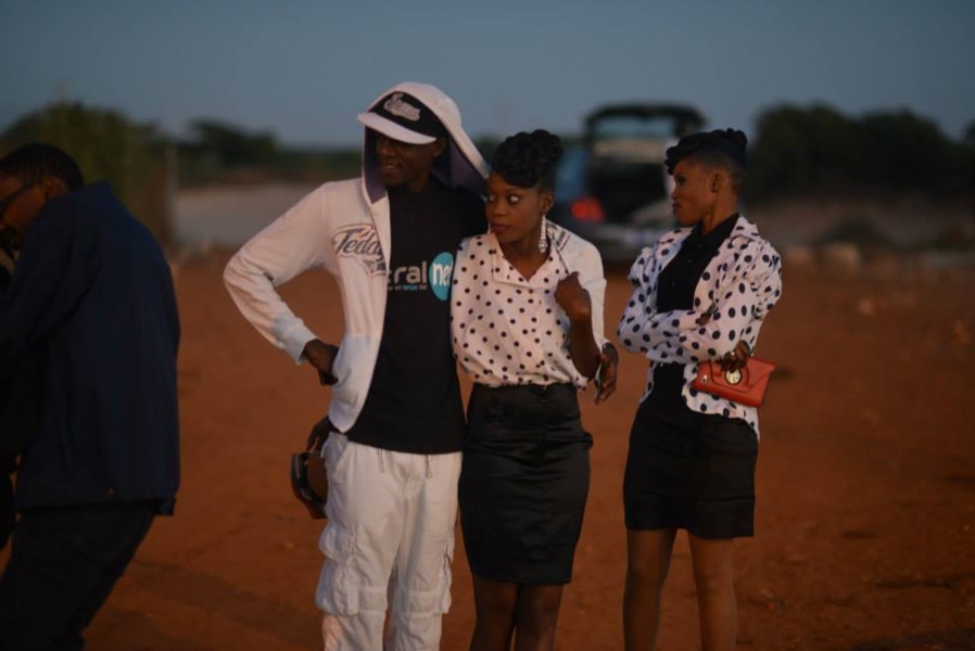 Le rédacteur en chef de SenegalTV, Coca Cheikh accompagné du mannequin Khadija Nemo lors du tournage du clip de GuiGu