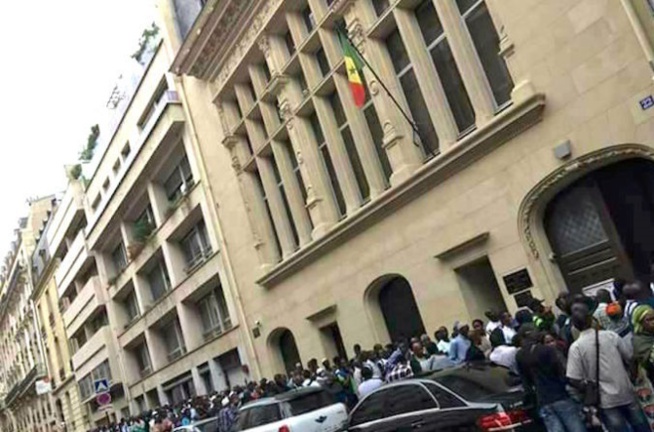 Diaspora : des réfugiés sénégalais d’Ukraine envahissent le consulat du Sénégal à Paris Diaspora : des réfugiés sénégalais d’Ukraine envahissent le consulat du Sénégal à Paris