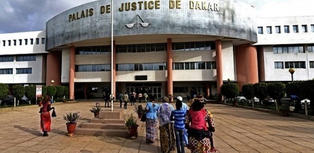 Il vole de l'argent et un grand boubou bazin pour se rendre au magal kazou rajab Il vole de l'argent et un grand boubou bazin pour se rendre au magal kazou rajab