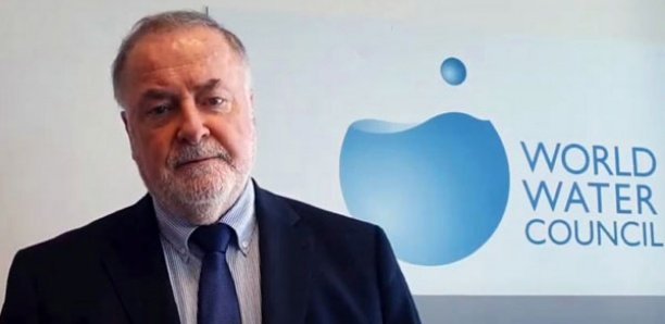 Forum Mondial de l’eau : Loïc Fauchon remet le manuscrit du poème « Totem » (Léopold S Senghor) à Macky Sall Forum Mondial de l’eau : Loïc Fauchon remet le manuscrit du poème « Totem » (Léopold S Senghor) à Macky Sall