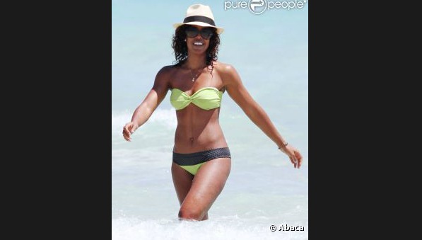 Kelly Rowland plus sexy que jamais, entre plage dorée et baignades !