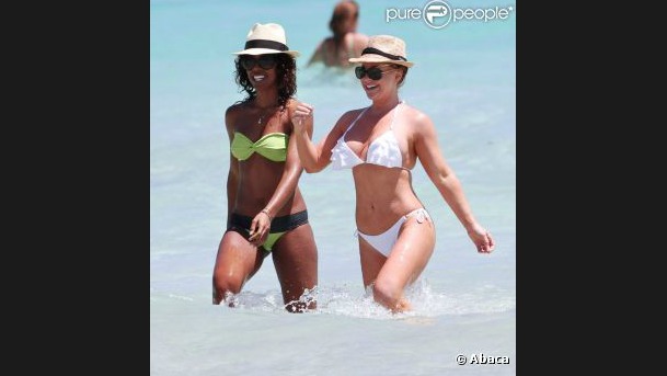 Kelly Rowland plus sexy que jamais, entre plage dorée et baignades !