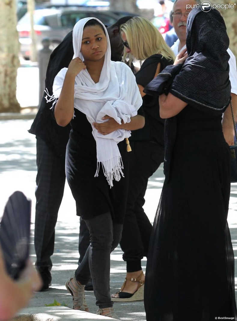 Mouss Diouf, ses filles outrées par Sandrine : 'Elle recherche la notoriété' Mouss Diouf, ses filles outrées par Sandrine : 'Elle recherche la notoriété'