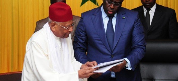 Commission de réforme des institutions: Macky Sall reçoit le rapport d’Amadou Makhtar Mbow Commission de réforme des institutions: Macky Sall reçoit le rapport d’Amadou Makhtar Mbow