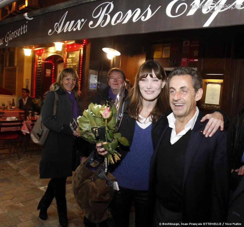 Carla Bruni : Rayonnante devant Nicolas pour une St-Valentin musicale