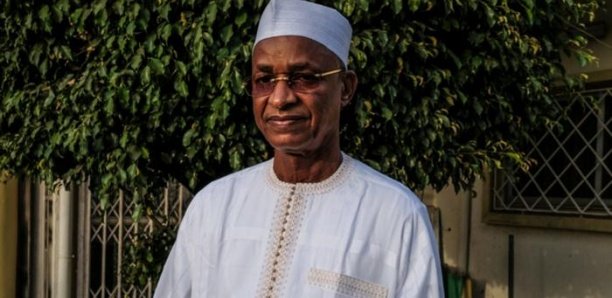 La maison de Cellou Dalein Diallo, située au Dixinn port a été détruite ce samedi 26 mars 2022 !  C’est cet après-midi qu'un engin de terrassement agissant pour le compte du patrimoine bâti public, accompagné par une forte escorte militaire, a été tr
