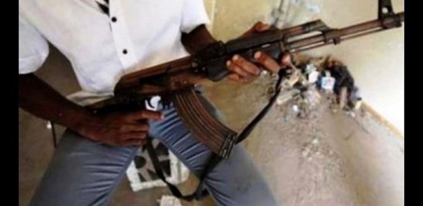 Cambriolage à Darou Marnane : La gendarmerie arrête des bandits avec des armes et des... Cambriolage à Darou Marnane : La gendarmerie arrête des bandits avec des armes et des...