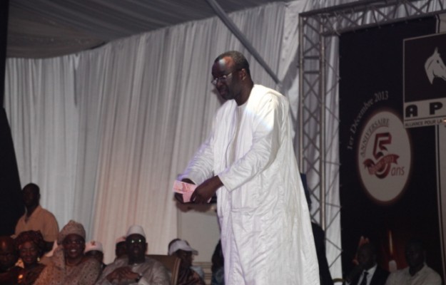 Distribution de billets de banque: Le "matey" de Moustapha Cissé Lo Distribution de billets de banque: Le "matey" de Moustapha Cissé Lo